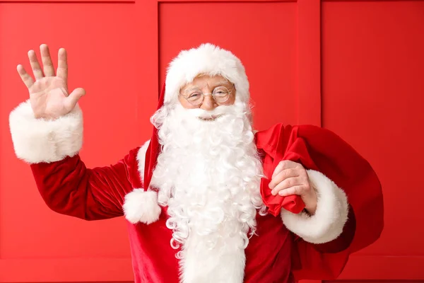 Porträt des Weihnachtsmannes auf farbigem Hintergrund — Stockfoto