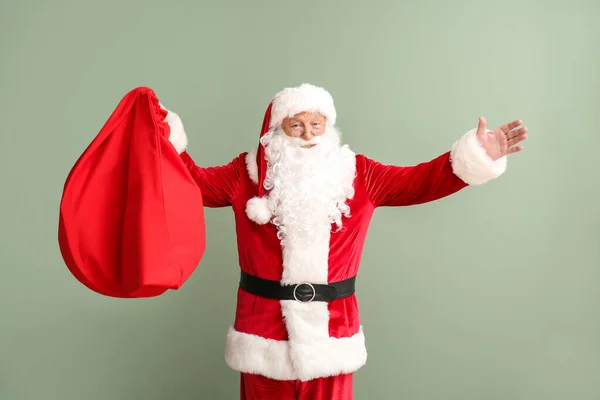 Portret van de kerstman op kleur achtergrond — Stockfoto