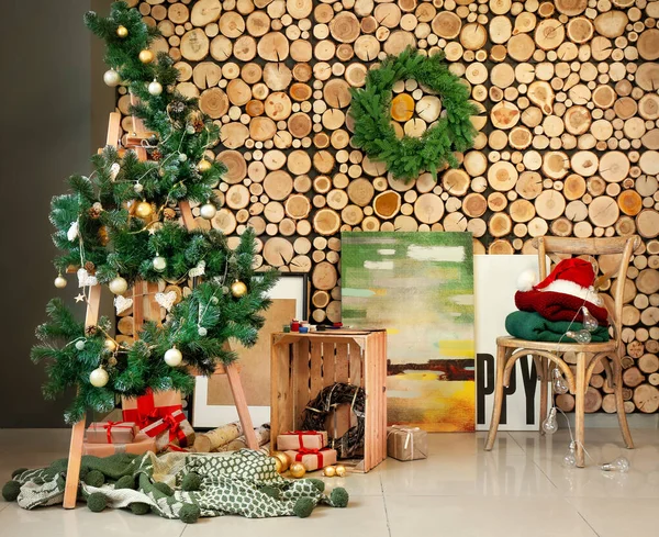 Interior de la hermosa habitación con árbol de Navidad creativo — Foto de Stock