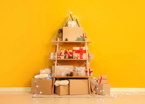 Kreatív karácsonyfa közelében színes fal — Stock Fotó