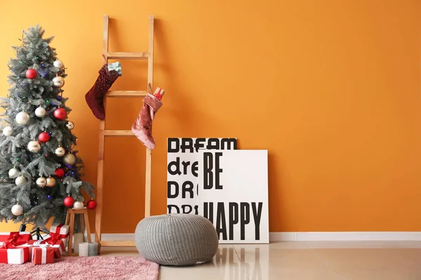 Chaussettes de Noël avec des cadeaux suspendus sur l'échelle dans la chambre — Photo