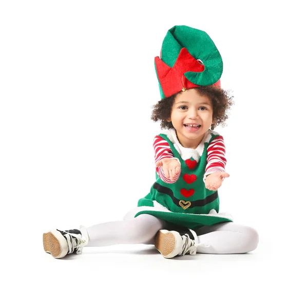 Bambina in costume da elfo su sfondo bianco — Foto Stock