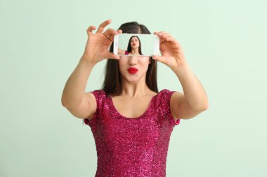 Güzel kadın selfie renk arka plan üzerinde alarak