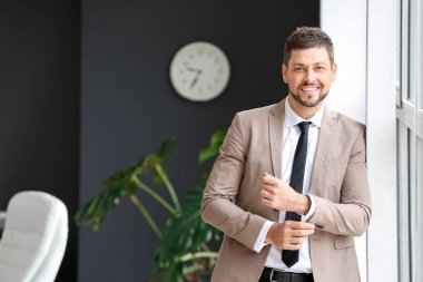 Office penceresinde yakınındaki yakışıklı işadamı