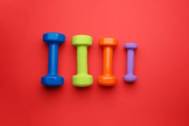 Renk arkaplanındaki farklı halterler