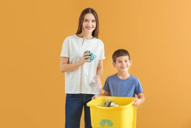 Anne ve oğlu çöp konteynırıyla renklendirilmiş. Geri dönüşüm kavramı