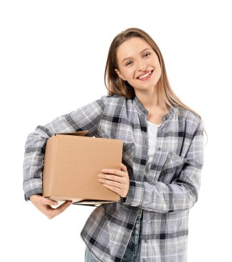Beyaz arka planda taşınan kutuya sahip genç bir kadın