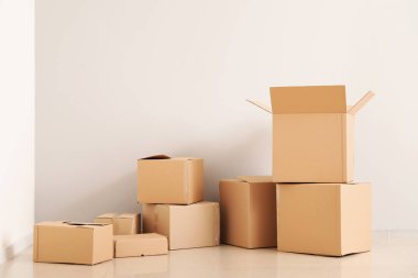 İçerideki kutuları taşıyorlar.