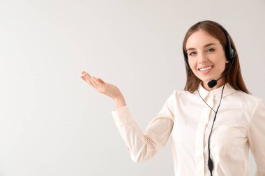 Hafif arka planda bir şey gösteren kadın teknik destek aracıName