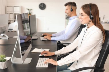 Ofiste çalışan teknik destek ajanları.