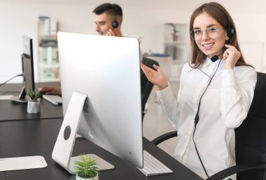 Ofiste çalışan kadın teknik destek Ajan