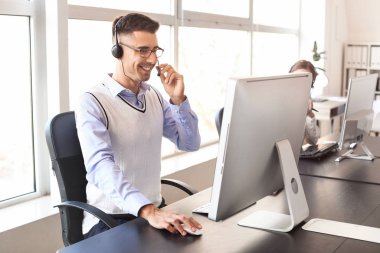 Ofiste çalışan erkek teknik destek ajanı