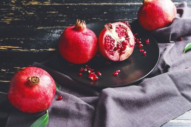 Koyu masada lezzetli nar tabağı.