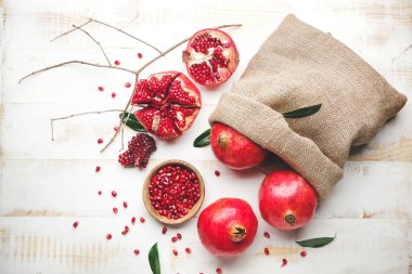 Beyaz masada lezzetli nar dolu bir çanta.