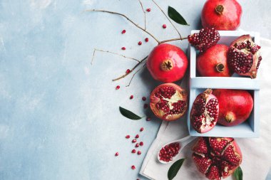 Renkli arkaplanda lezzetli nar bulunan sepet