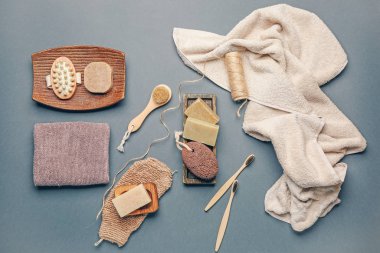 Gri arkaplanda banyo aksesuarları