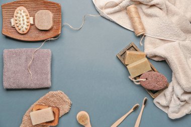 Gri arkaplanda banyo aksesuarları