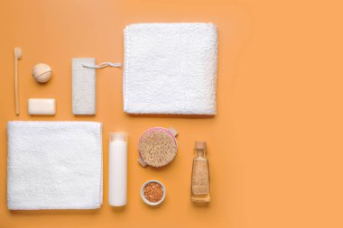 Renkli arka planda banyo aksesuarları