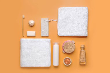 Renkli arka planda banyo aksesuarları