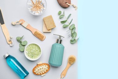 Renkli arka planda banyo aksesuarları