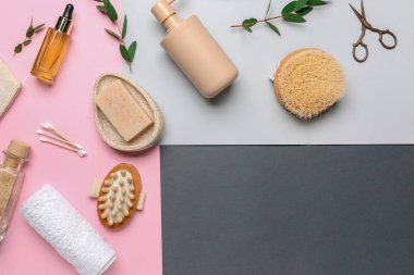 Renkli arka planda banyo aksesuarları