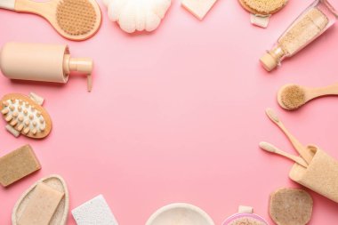 Renkli arka planda banyo aksesuarları