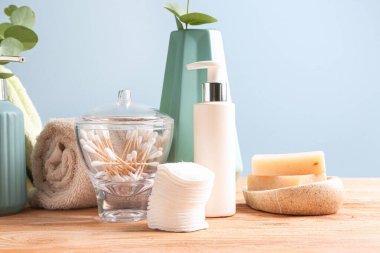 Tahta masadaki banyo aksesuarları.