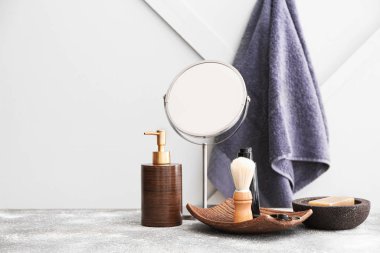 Masada banyo aksesuarları var.