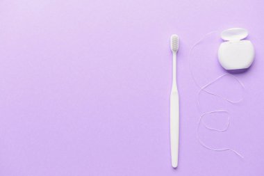 Arka planda diş ipiyle diş fırçası