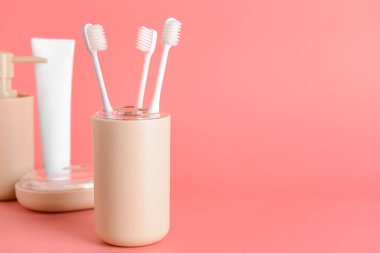 Arkaplanda diş fırçası bulunan tutucu