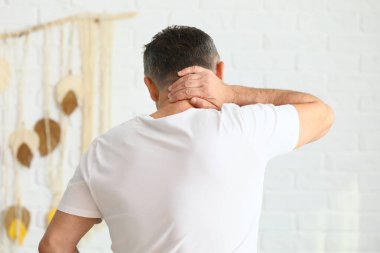 Olgun adam evde boyun ağrısı acı