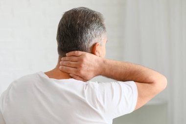 Olgun adam evde boyun ağrısı acı