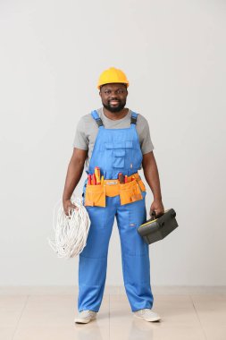 Işık duvarının yanında Afrikalı-Amerikalı elektrikçi