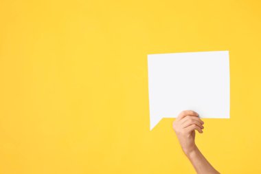 El ile renk arka plan üzerinde boş konuşma balonu