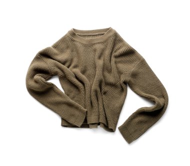 Beyaz arkaplanda şık bir süveter