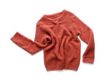 Beyaz arkaplanda şık bir süveter