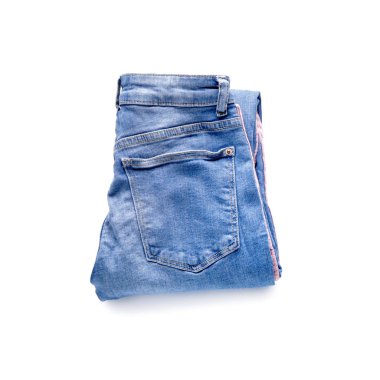 Beyaz arka planda şık kot pantolon