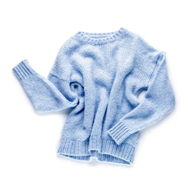 Beyaz arkaplanda şık bir süveter