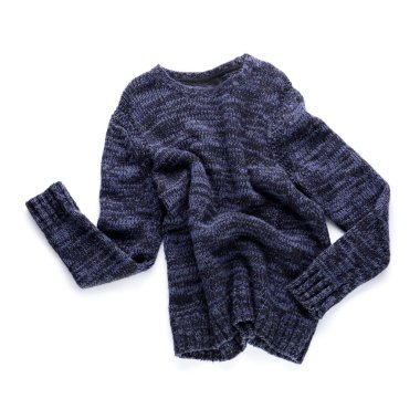 Beyaz arkaplanda şık bir süveter