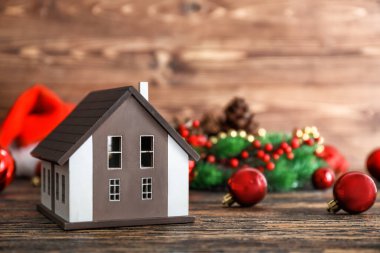 Masadaki ev ve Noel dekoru.