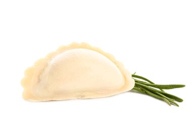 Beyaz arka plan üzerinde çiğ hamur tatlısı