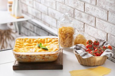 Mutfaktaki masada lazanya ile pişirme tabağı.