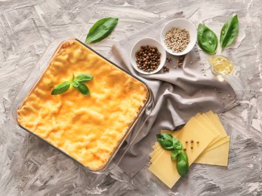 Gri arka planda hazırlanmış lazanya ile pişirme yemeği