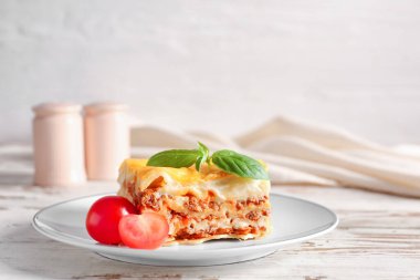 Tahta masada lazanya ile hazırlanmış bir tabak.