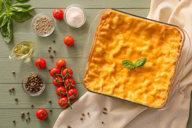 Ahşap masada lazanya ile pişirme tabağı