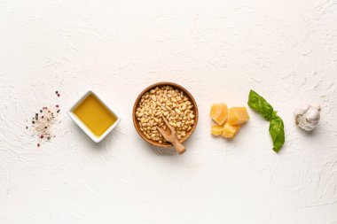 Beyaz arkaplanda pesto sosu içeriği