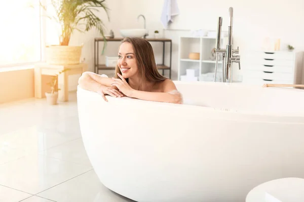 아름다운 젊은 여자가 욕조에서 편안히 쉬고 있다 — 스톡 사진