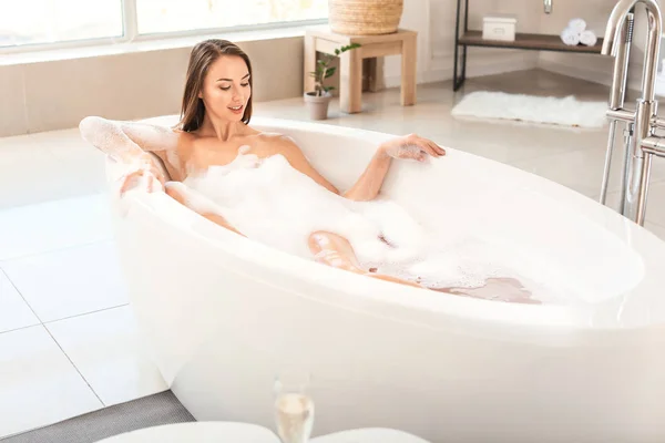Mulher bonita relaxante na banheira — Fotografia de Stock