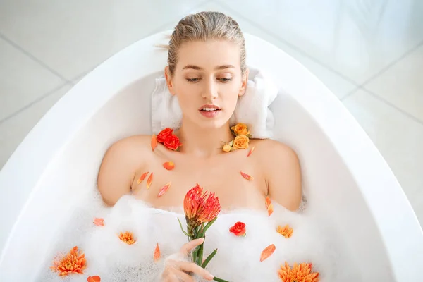 Bela jovem mulher relaxante no banheiro — Fotografia de Stock