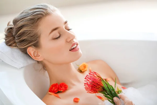 Beautiful young woman relaxing in bathroom — Stock Photo, Image